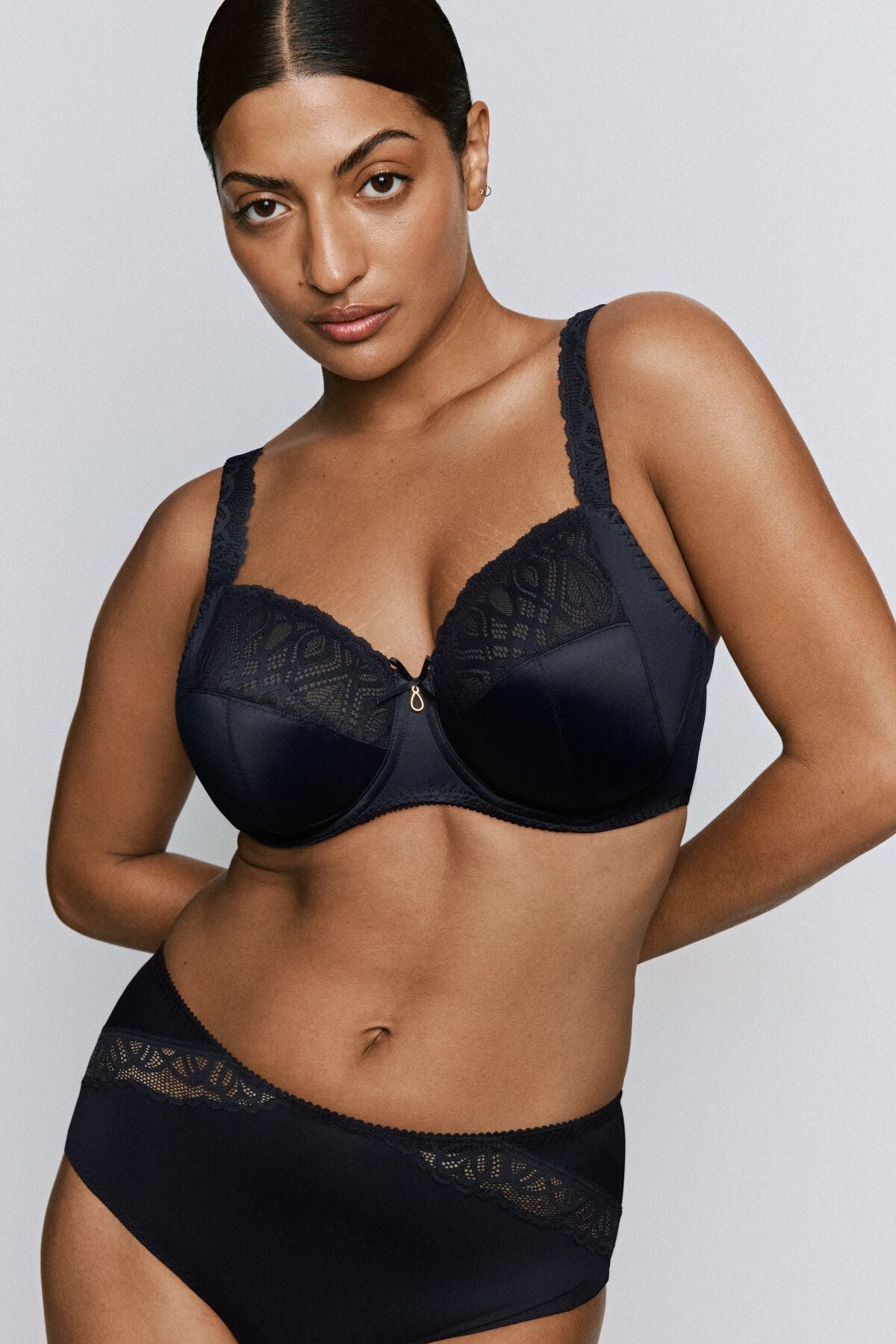 Kvinde iført bh og trusser fra PrimaDonna Salerno i farven Midnight Blue, der poserer foran en neutral baggrund.