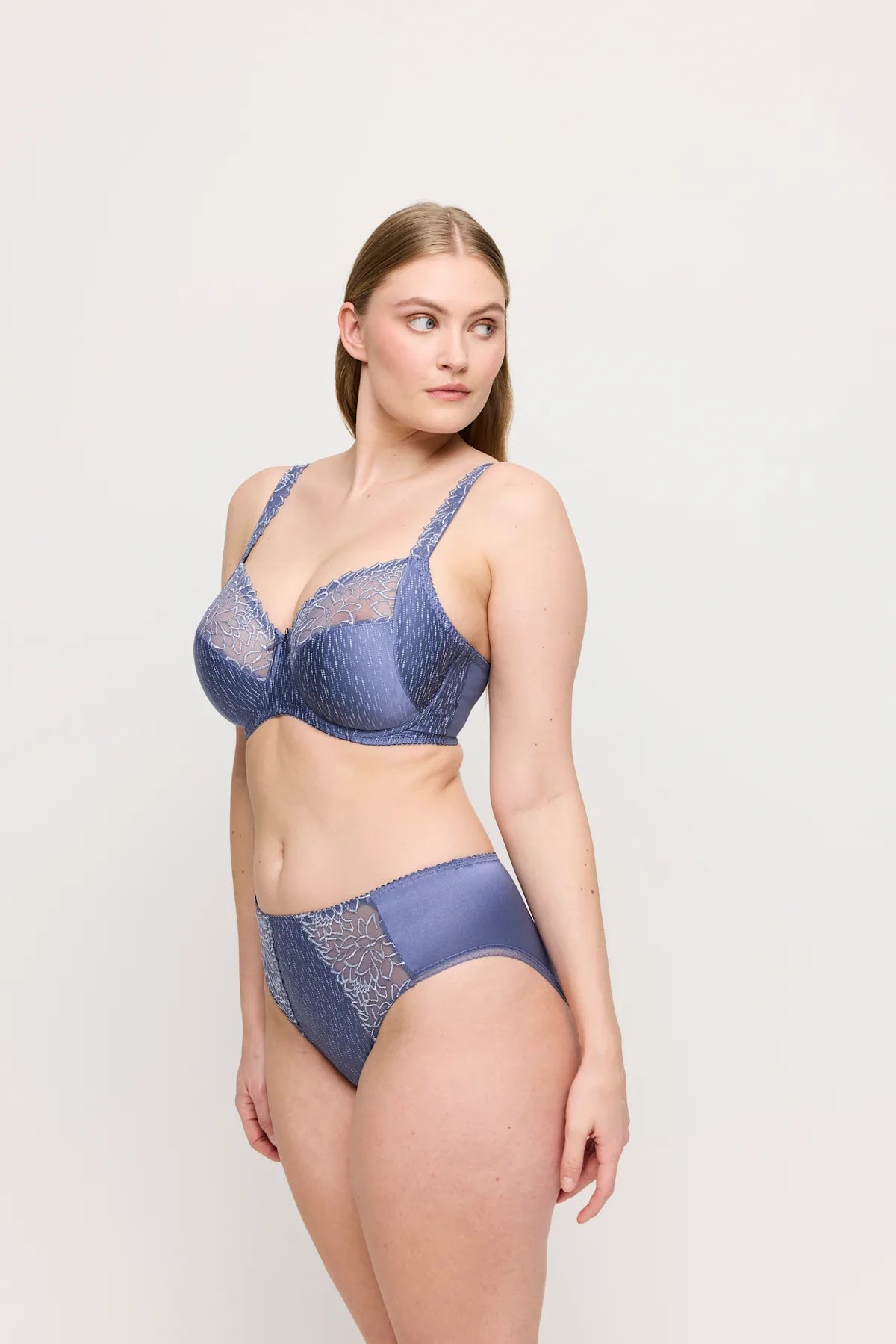 PrimaDonnas Monterrey-sæt i farven Nightshadow Blue har feminine blondedetaljer, der fremhæves på en blød baggrund.