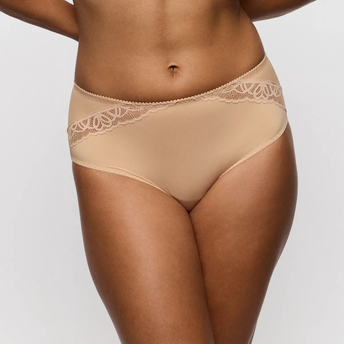 Modellen bærer PrimaDonna Salerno Candy Ginger Pudder-trusser, set fra midten af overkroppen til det øverste af låret.