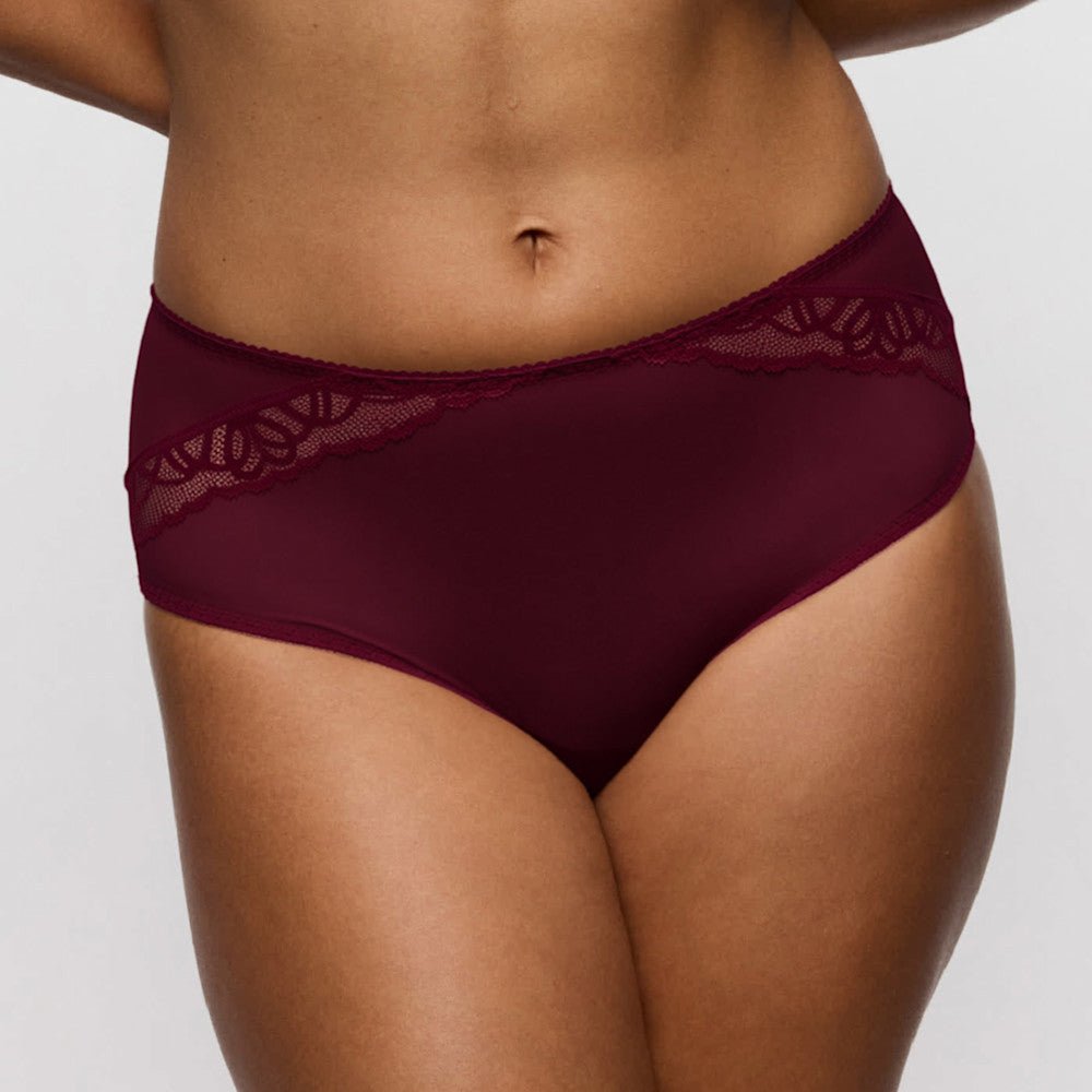 Model iført PrimaDonnas 155418-undertøj med høj talje i farven Evening Red Bordeaux og blonder ved taljen; perfekt til produktbeskrivelse.