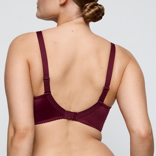 Kvinde set bagfra iført PrimaDonna 155421-bh’en i farven Evening Red Bordeaux med justerbare stropper, fremstillet af genanvendte materialer.