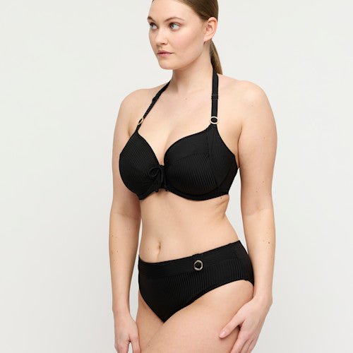 Model iført PrimaDonna Swim Delray Black Sort 155256 med diskrete, strukturerede striber på en lys baggrund.