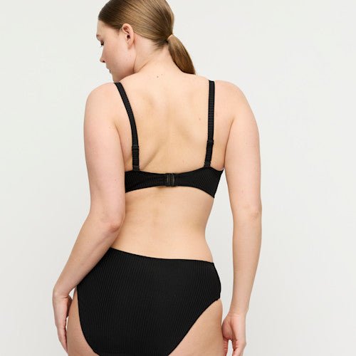Kvinde i PrimaDonna Swim – Delray Black Sort fra PrimaDonna Swim, der viser en bikini-trusser, med ryggen til kameraet.