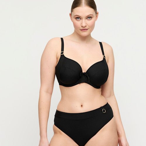 Modellen har PrimaDonna Swim - Delray Black Sort 155256 på og poserer foran en lys baggrund med ansigtet vendt mod kameraet.