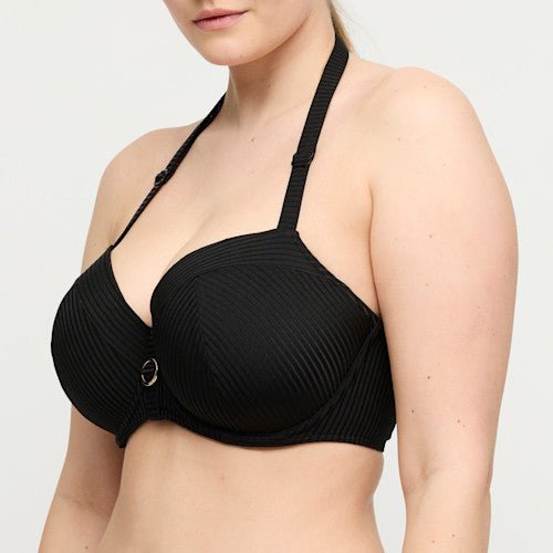 Kvinde iført en PrimaDonna 155257 Delray Black Sort bikinitop fra PrimaDonna på en ensfarvet baggrund.