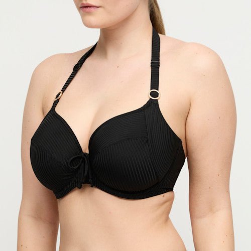 Kvinden har en Delray Black Sort fra PrimaDonna Swim på, en halterneck-bh med fine striber og formstøbte skåle.