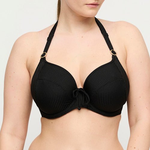 Kvinden har PrimaDonna Swim Delray Black Sort på – en stilfuld halterneck-model, der er perfekt til elegant og støttende badetøj.
