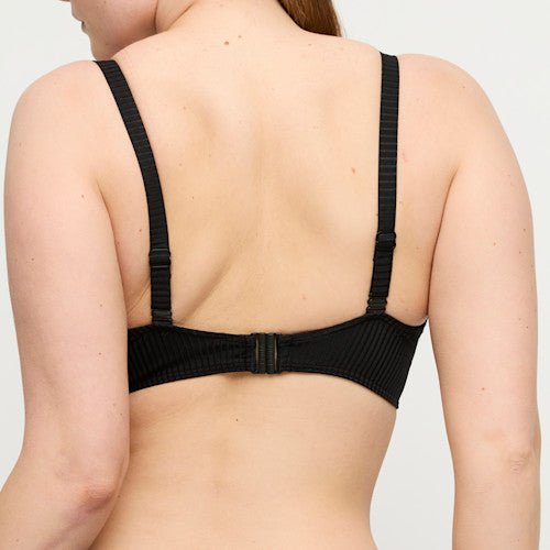 Modellen ses her set bagfra i en sort bikini-top fra PrimaDonna Swim Delray med justerbare stropper og spænde.