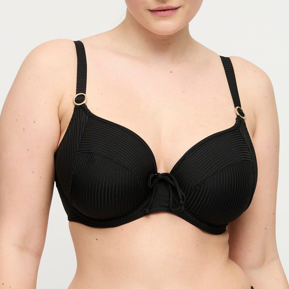 En person har PrimaDonna Swim - Delray Black Sort badetøj på, vist fra skuldrene til taljen.