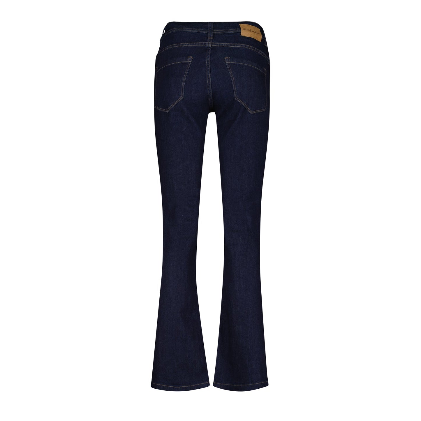 Babette L-33 bootcut-jeans fra Red Button i mørkeblå, set bagfra med to lommer og en brun mærkat i linningen.