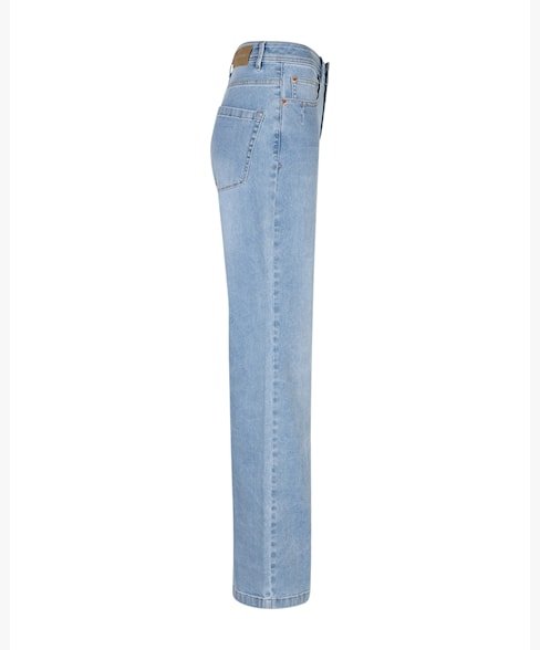 Colette L33 lys denim fra Red Button: Lysblå jeans med lige ben, lommer og brun linning bagpå.
