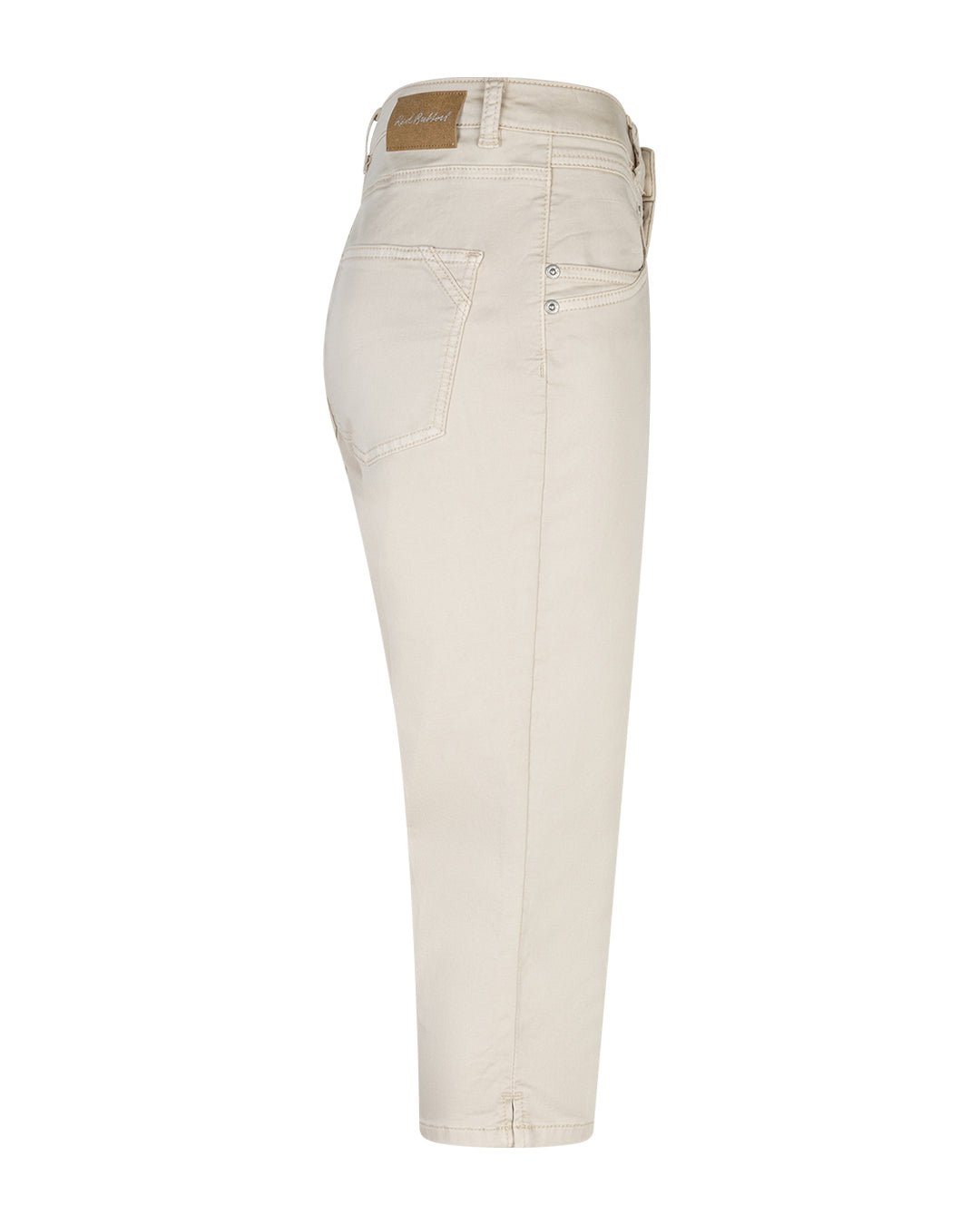 Suze Beige-jeans fra Red Button, set fra siden med mærke-patch og baglomme synlig på linningen.