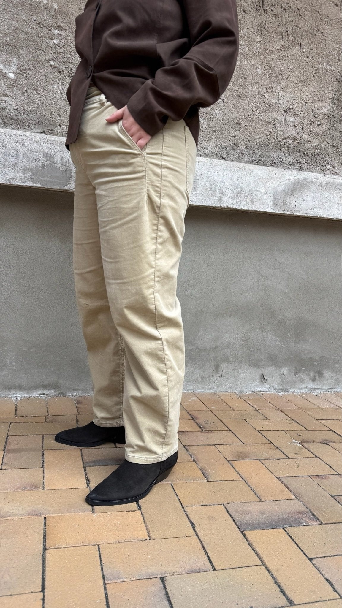 155807 | Red Button - Caitlina Beige