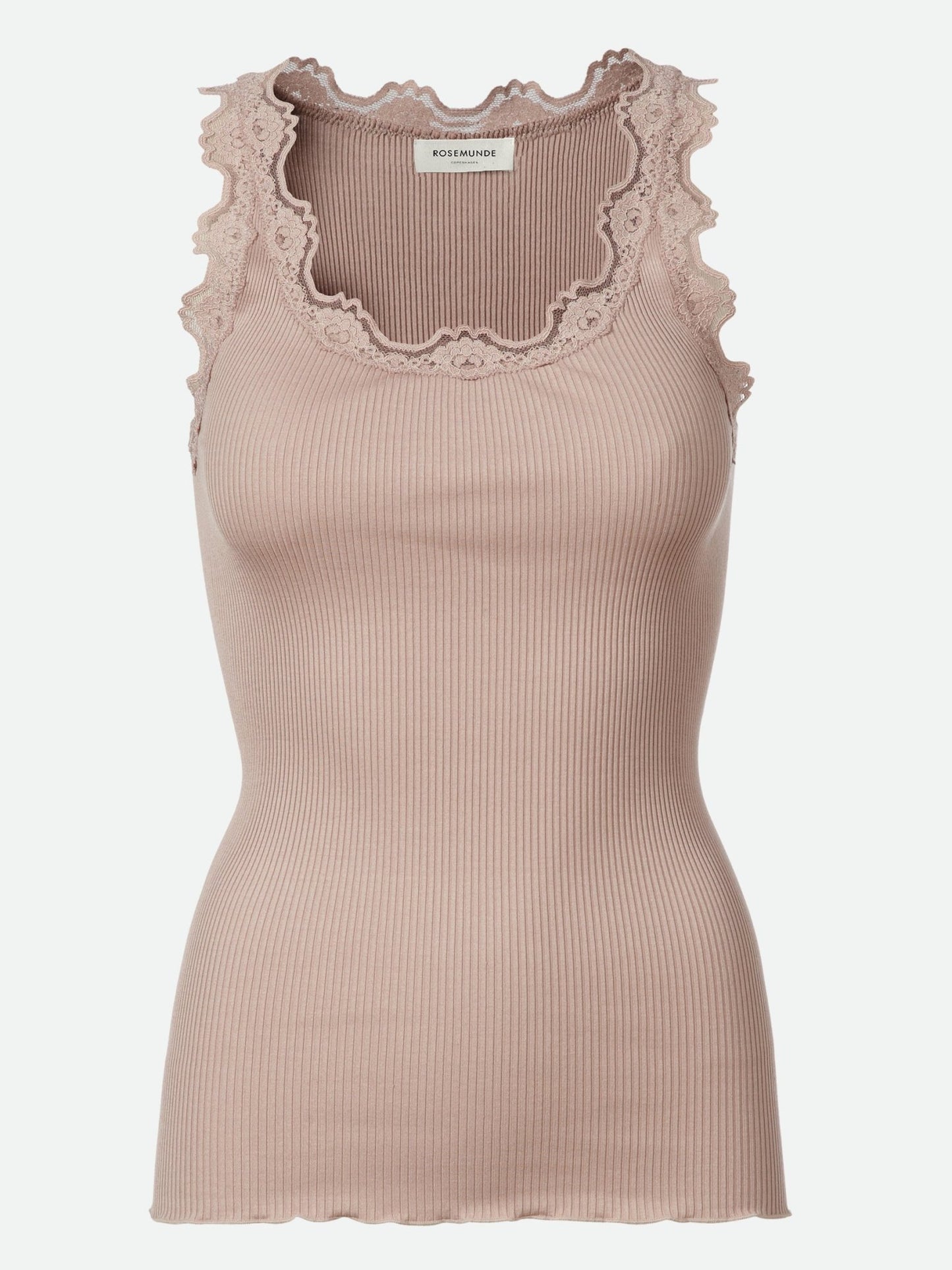 Rosemunde Silk Top Sand: ærmeløs ribstrikket top med blonderkant ved halsudskæringen og ærmegabene, vist på ensfarvet baggrund.