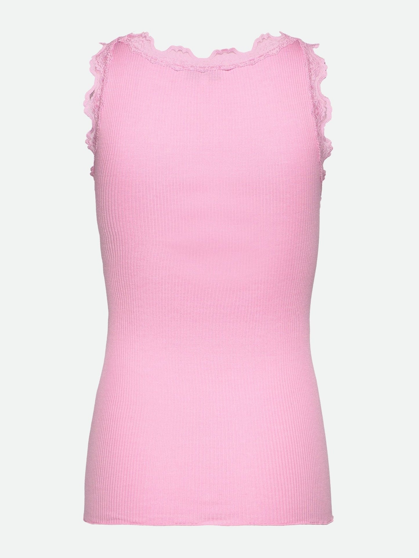 Rosemunde 150333 Silketop i Prism Pink: ærmeløs, ribstrikket, med bølget blonderkant ved halsudskæringen og ærmegabene.