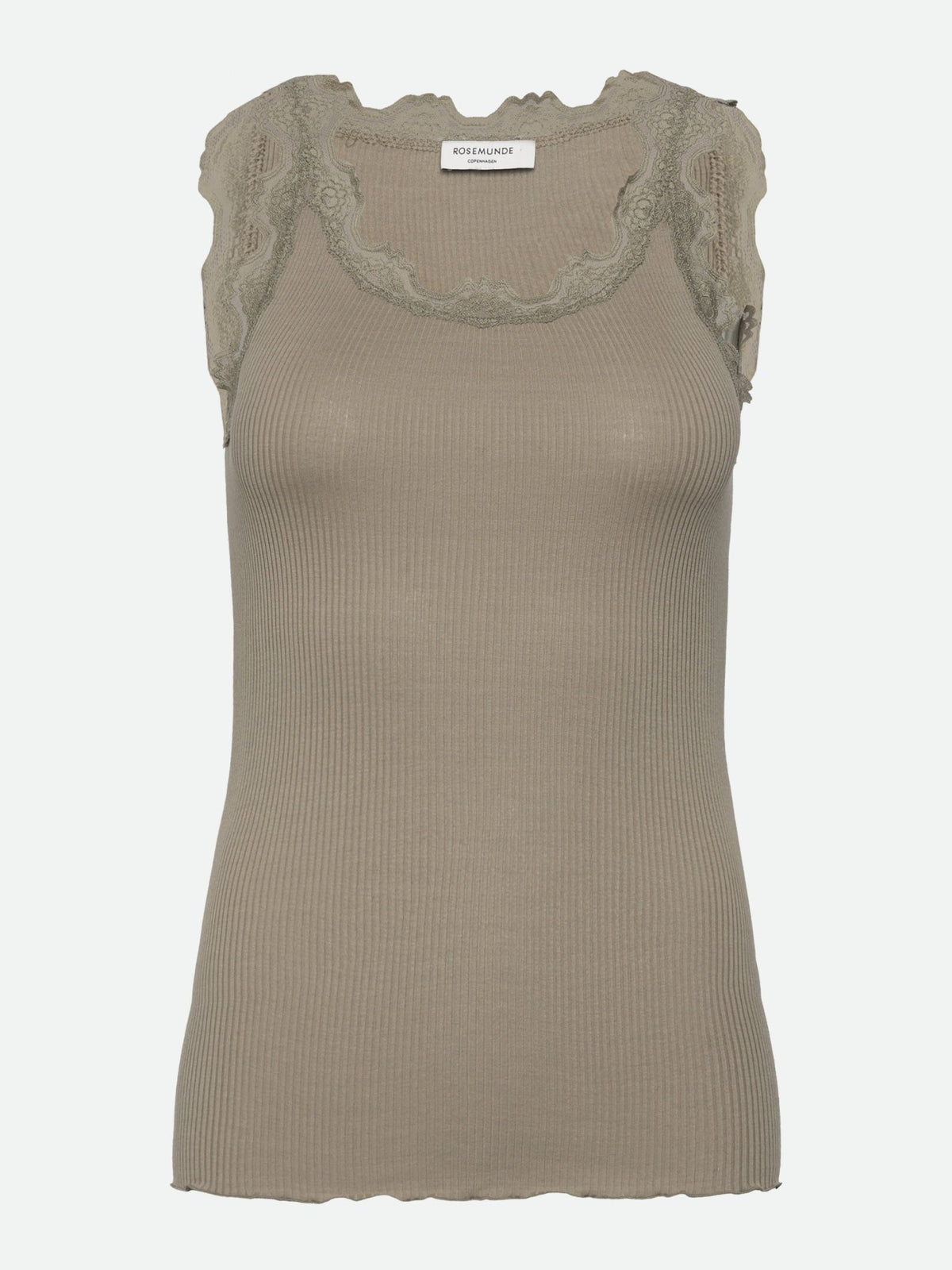 Rosemunde Silk Top Lys army: ærmeløs ribstrikket tanktop med blonderkant, vist på hvid baggrund.