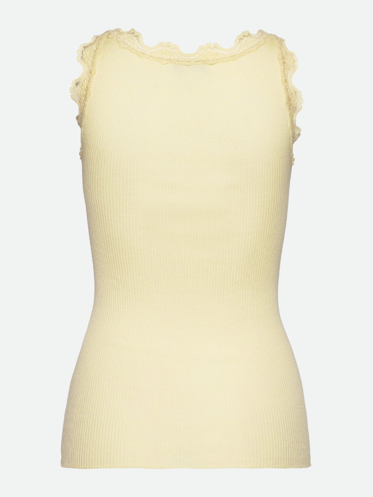Rosemunde 150335 Silk Top Lysegul: Ærmeløs gul ribstrikket bluse med blondekant ved halsudskæringen og ærmerne, vist på ensfarvet baggrund.