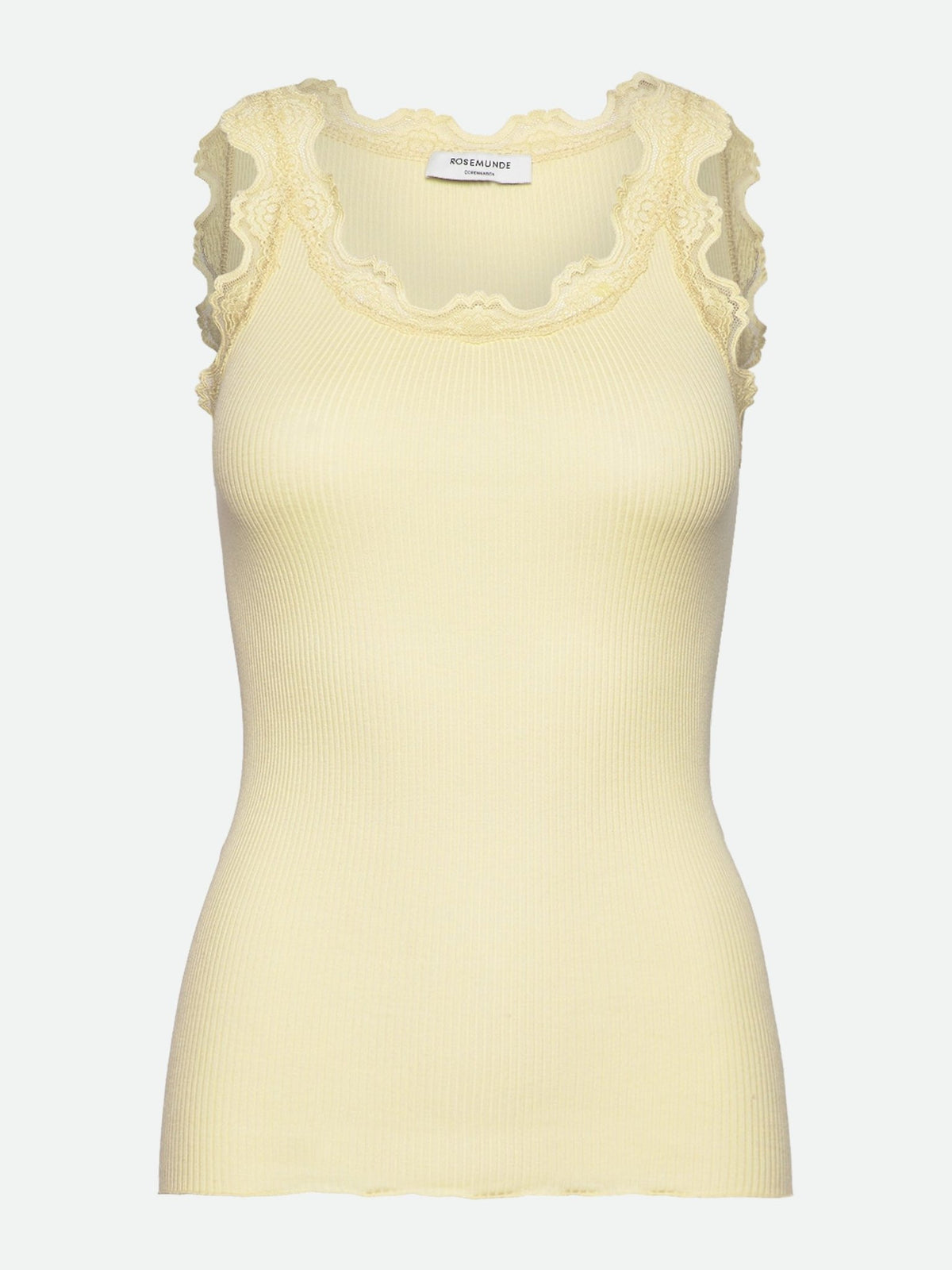 Rosemunde 150335 Silketop, lysegul: Ærmeløs, ribstrikket top i pastellgul med blonder ved halsudskæringen og ærmegabene.