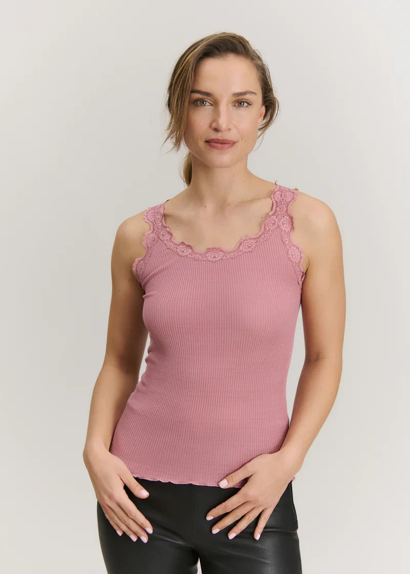 Rosemunde top i gammelrosa med blonder set på model