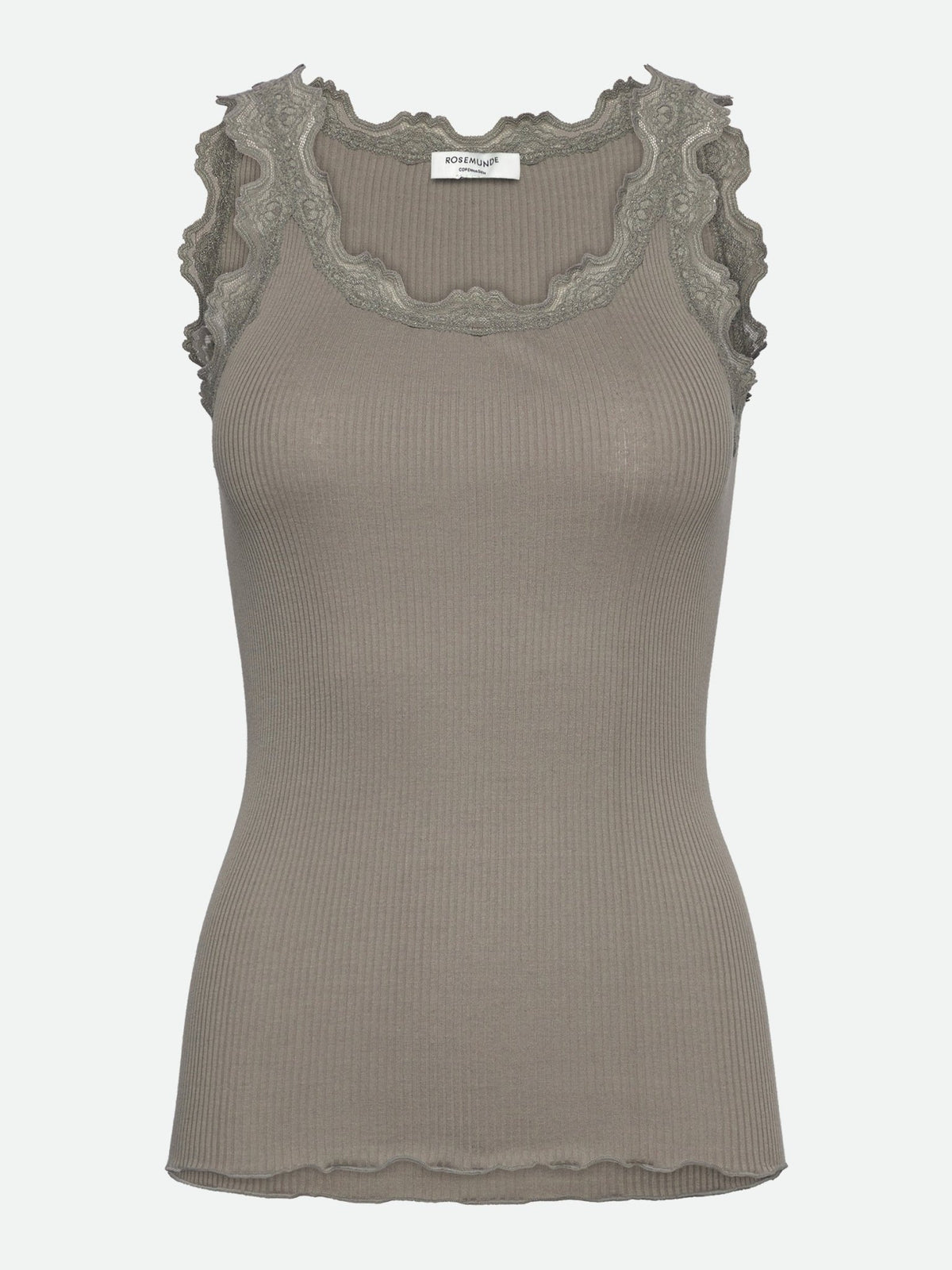 Rosemunde Silk Top Lys army: Ærmeløs ribstrikket top med blonderkant, vist på en ensfarvet baggrund.