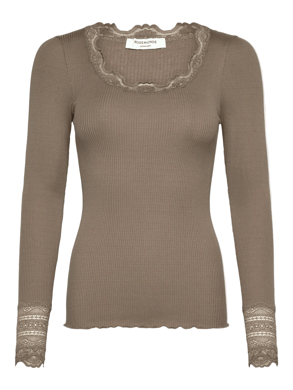 Rosemunde 155571: ribbet, lysebrun langærmet bluse med blonde-detaljer ved halsudskæringen og manchetterne, på hvid baggrund.