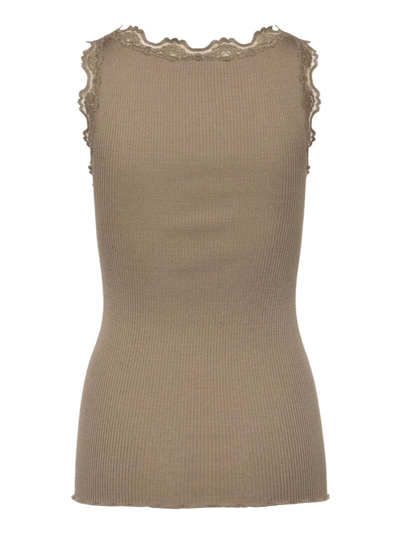 Rosemunde Silk-top, Lysebrun: ærmeløs, ribstrikket beige top med blonder ved halsudskæringen og ærmerne, på hvid baggrund.