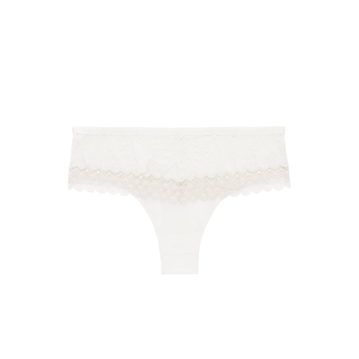 Simone Perele Radieuse-string i off-white blonder, lav talje, lagt fladt på en ensfarvet baggrund.