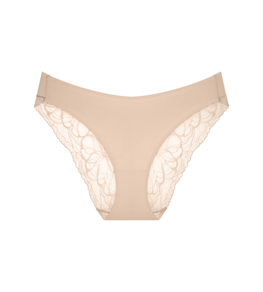 Beige Triumph Body Make-Up Illution Lace NZ Pudder-bikinitrusser med gennemsigtige blonderpaneler og blonde detaljer.
