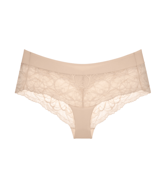 Triumph Body Make-Up Illution Lace NZ Pudder hipster, beige med blonder, flad på hvid baggrund. Mærke: Triumph.