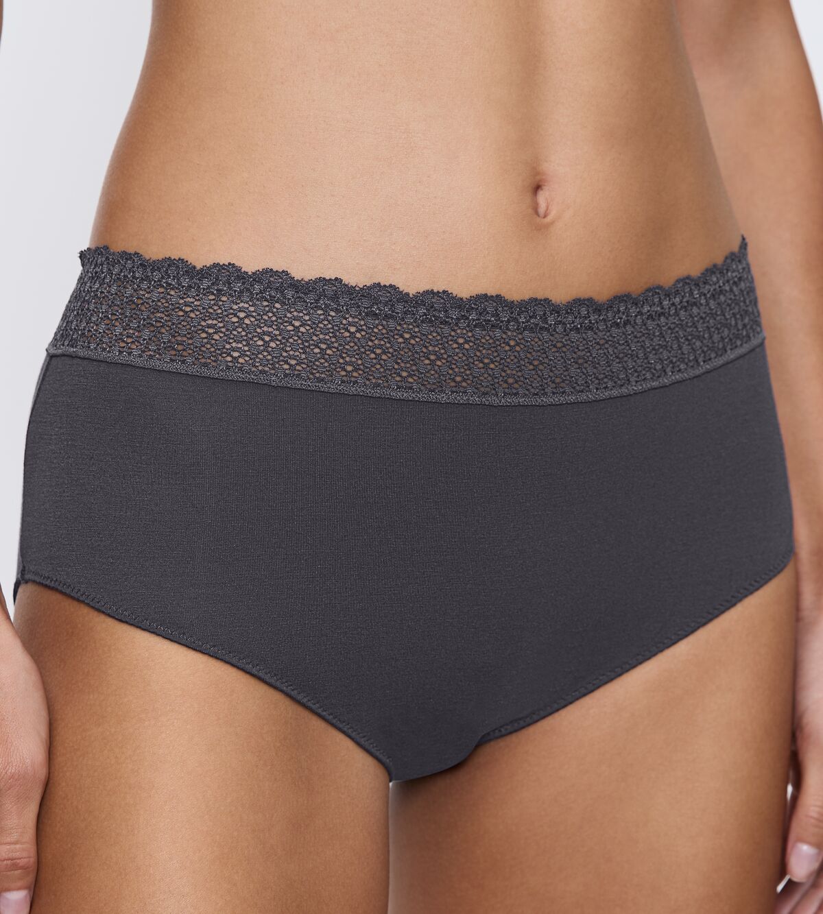 Modellen bærer Triumph – Feel Of Modal Mørkeblå 151830, vist fra midten af overkroppen til det øverste af låret. Mærke: Triumph.