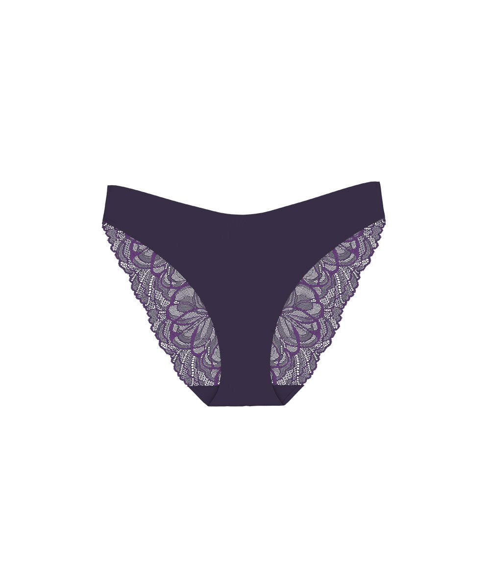 Triumph Body Make-up Illusion Lace Lilla bikiniunderbukser med blonder i siderne, vist på en ensfarvet hvid baggrund.