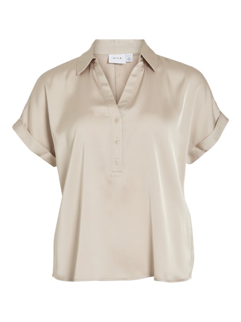 VILA Vienna Ravenna Beige kortærmet bluse med krave, V-udskæring og knapper, vist på hvid baggrund.