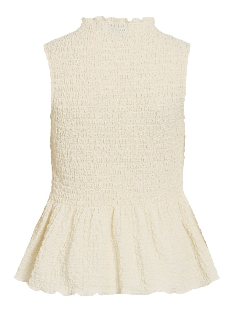 VILA Sinne-top i off-white med flæset høj halsudskæring og udsvunget peplum-kant, der giver et elegant look med struktur.