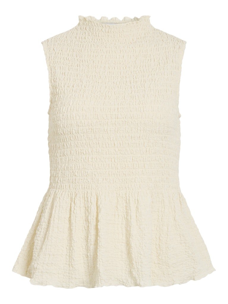 Offwhite VILA Sinne-top med høj halsudskæring, flæset halskant og udsvunget nederkant, der giver et elegant look med struktur.