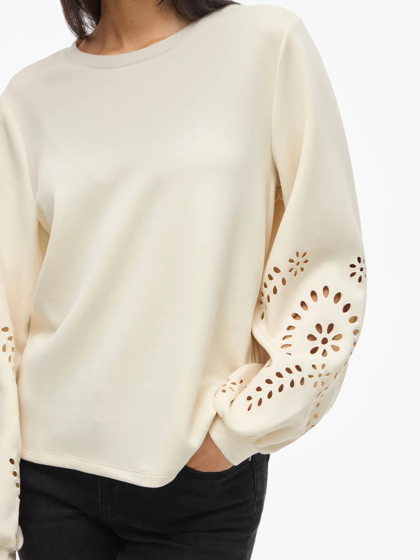 VILA Visandy off-white sweatshirt med broderede ærmer og ballonærmer, kombineret med klassiske sorte bukser.