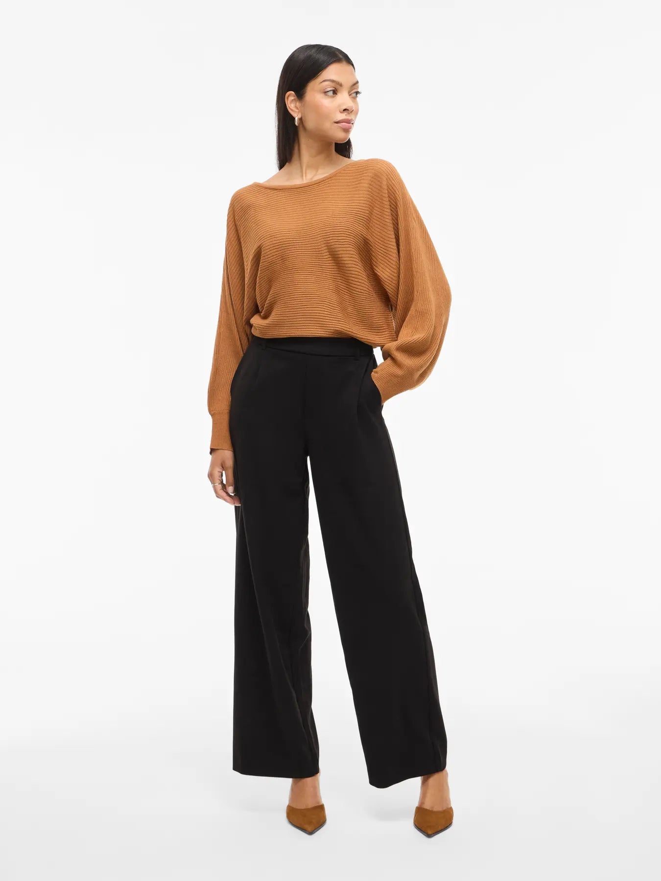 Model i VILA – Varone Sort bukser med brede ben, stylet med en brun sweater og hæle.