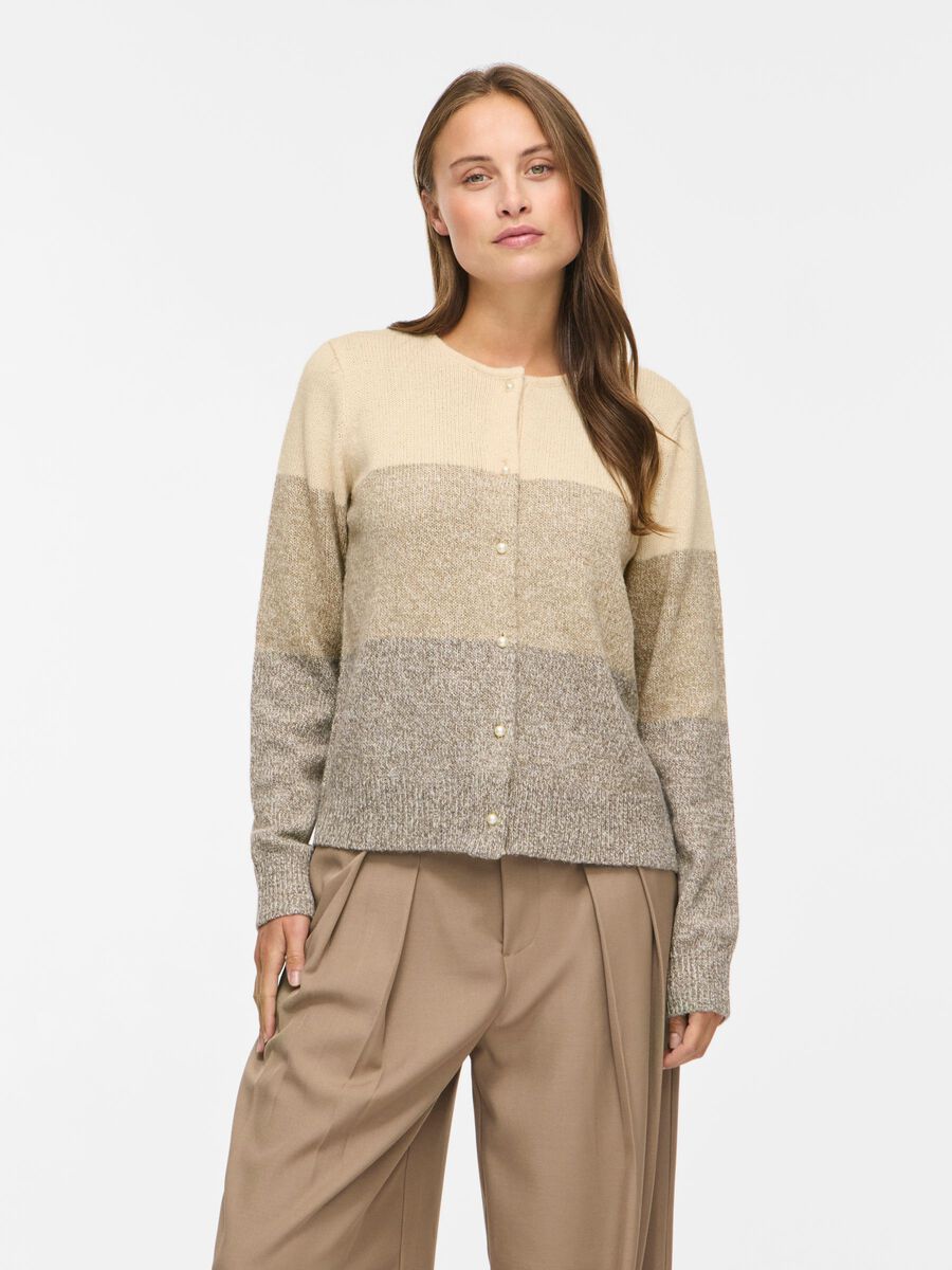 Kvinde iført en 156027 | VILA - VISposa stribet cardigan med knapper foran og vandrette striber i creme, beige og grå.