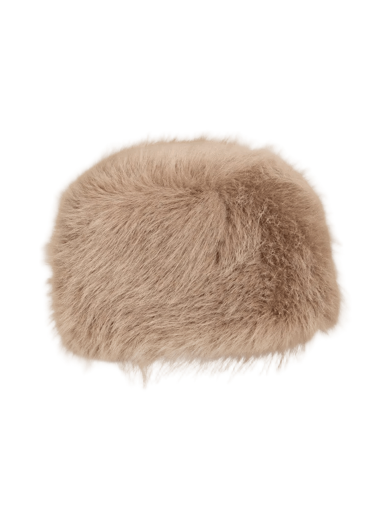 VILA VIMolly Lysebrun: Lysebrun hat af kunstpels i pillbox-stil med fluffy tekstur, vist på en ensfarvet hvid baggrund.