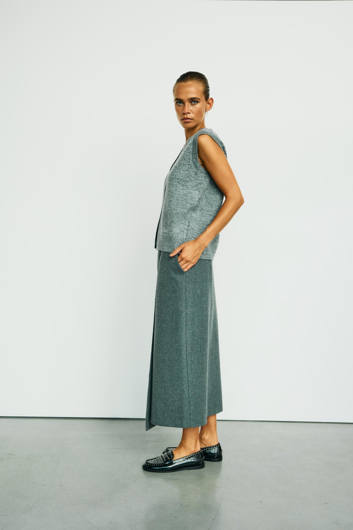 152127 | WithBlack - Lalva Grå