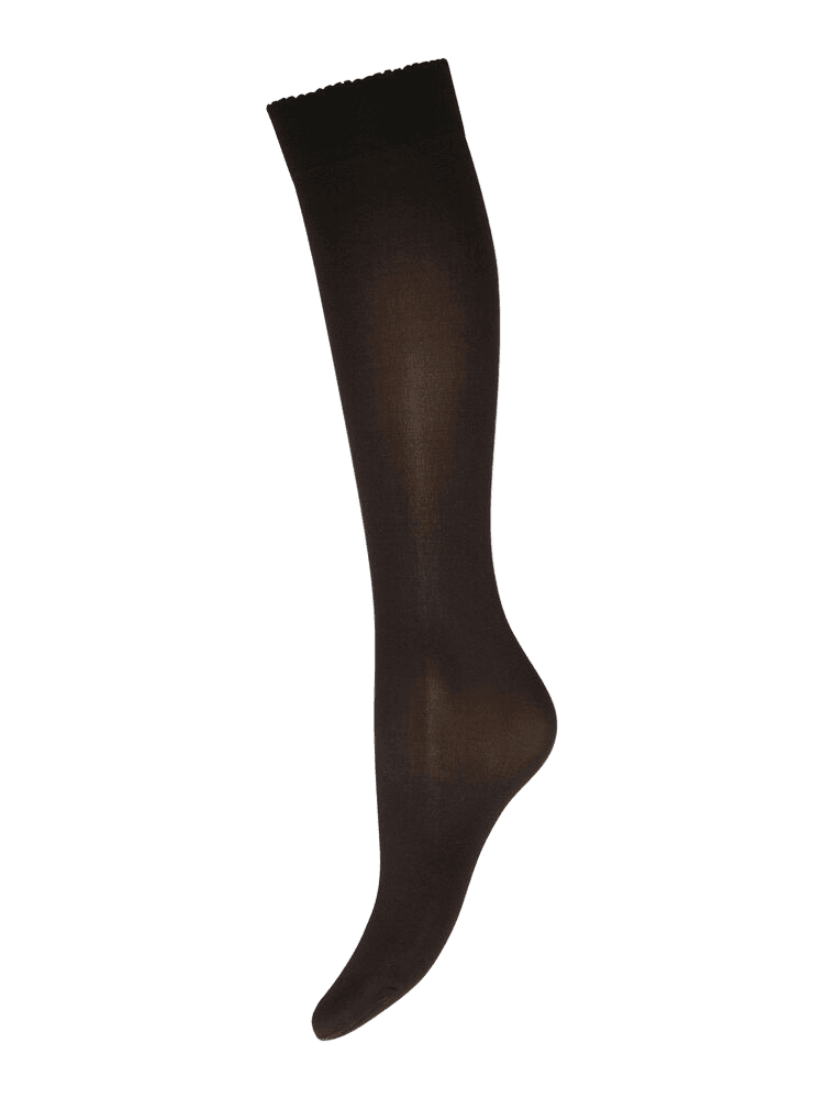 Der vises en enkelt Wolford Velvet De Luxe 50 Black W 035222 knæstrømpe på en ensfarvet hvid baggrund.
