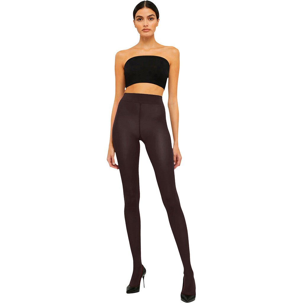 En kvinde har en sort bandeau-top på, 156374 | Wolford - Velvet De Luxe 66 D mørkebrune strømpebukser og sorte højhælede sko.