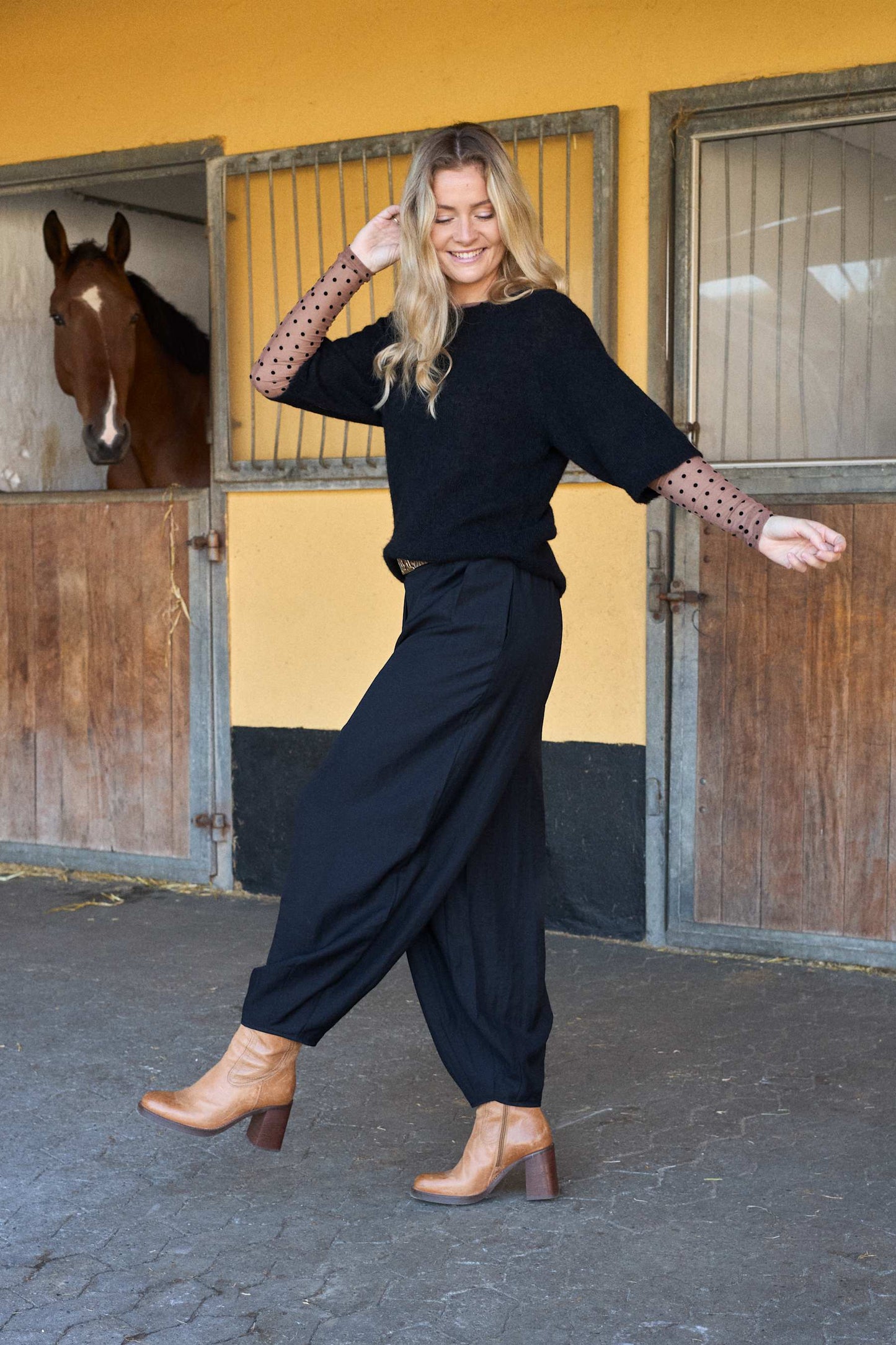 Prikket meshbluse fra Black Colour stylet under en strikbluse på model