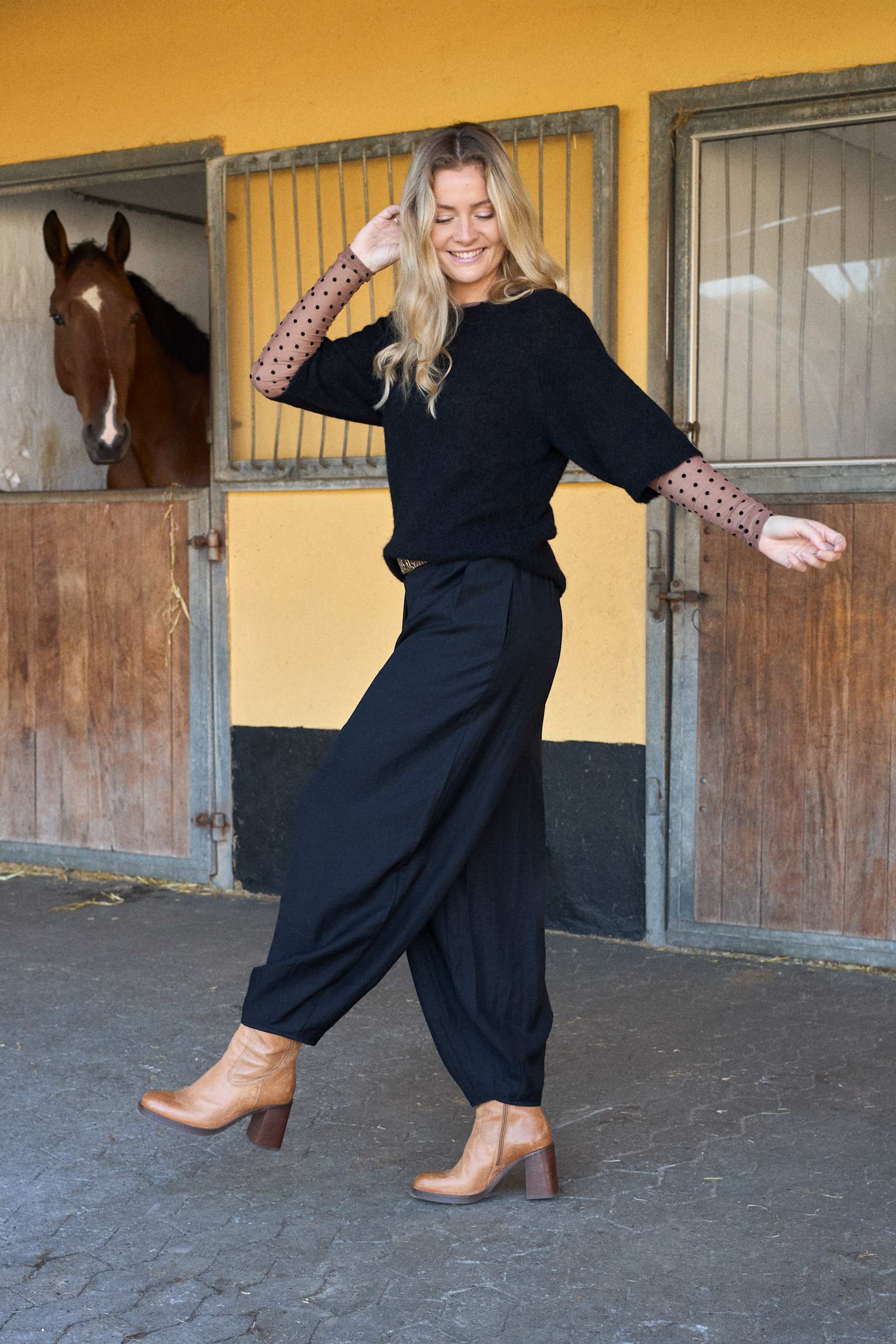 Prikket meshbluse fra Black Colour stylet under en strikbluse på model