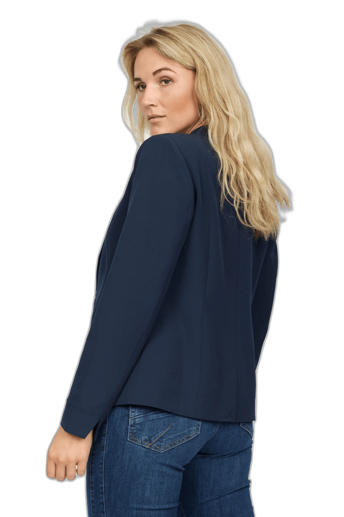 En kvinde med langt blondt hår iført en 2-Biz ILLIE Mørkeblå blazer, der kigger over skulderen foran en ensfarvet baggrund.