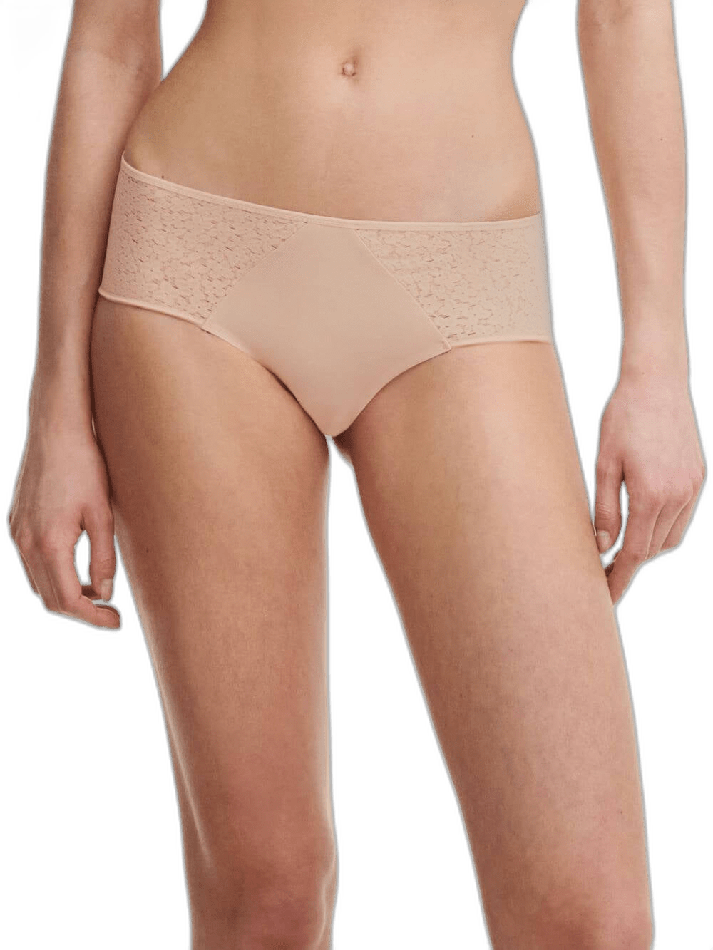 Modellen bærer Chantelle EasyFeel Norah hipster 145155 i farven Golden Beige Hud med lyse detaljer, vist fra midten af overkroppen til lårene.