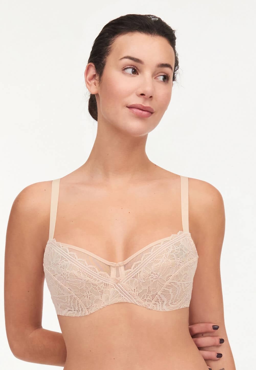 Kvinde i Chantelle EasyFeel Floral Touch 145160 bh med fulde skåle, gyldenbeige farve, med blonde-detaljer.