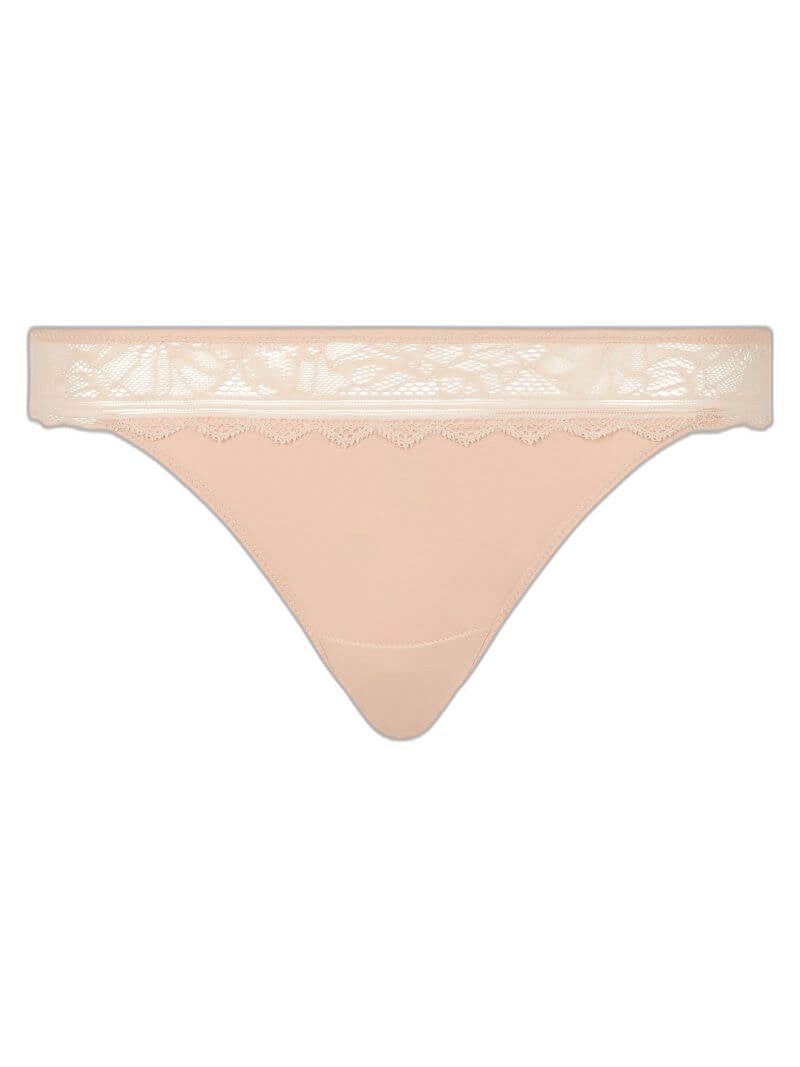 Chantelle EasyFeel – Floral Touch-g-streng i gyldenbeige sandfarve med blonder i taljen, vist fladt på hvid baggrund.