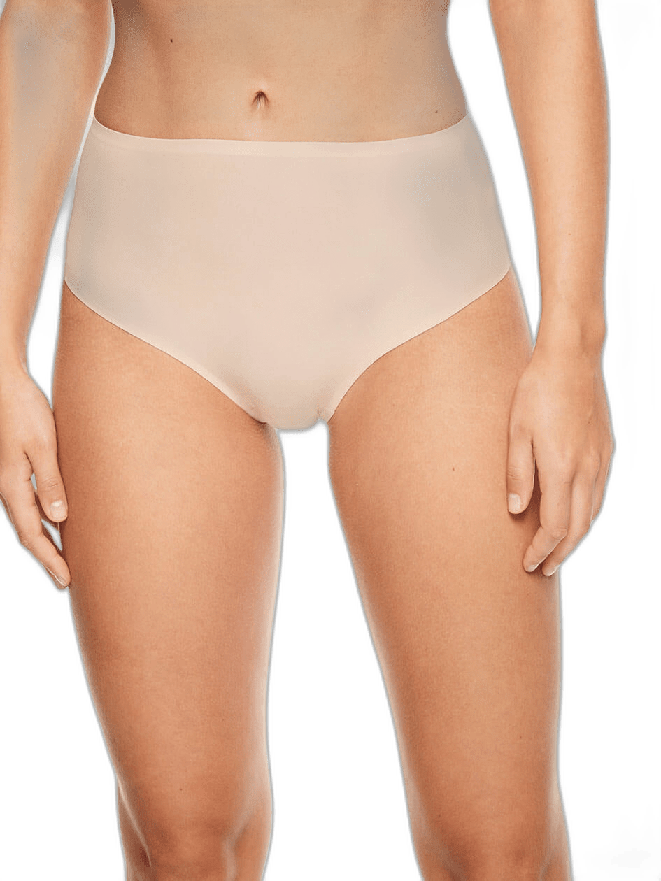 Model iført Chantelle Seamless – Soft Stretch Sand 131302, nudefarvede trusser med høj talje; overkrop og ben ses på hvid baggrund.