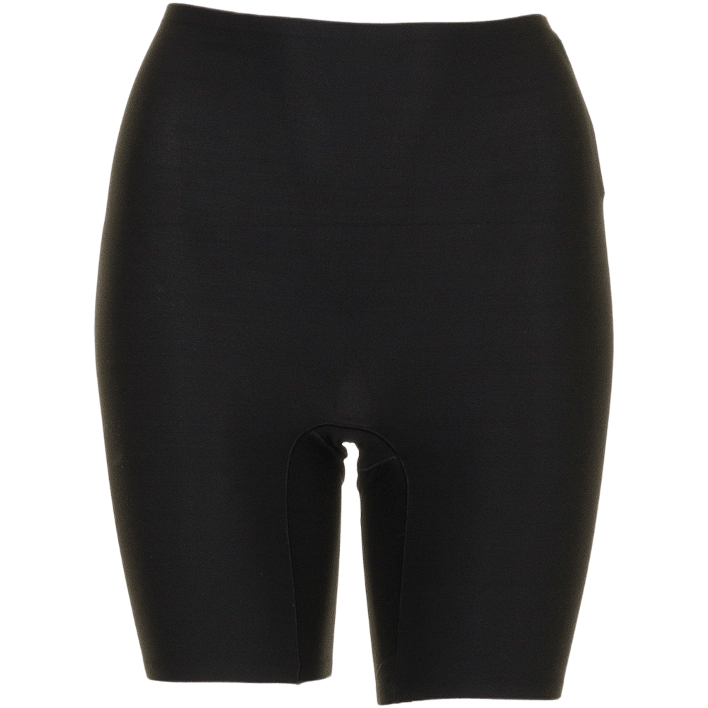 Chantelle sømløse, bløde stretch-shorts 132647, sorte, med høj talje, går til midt på låret, vist på hvid baggrund.