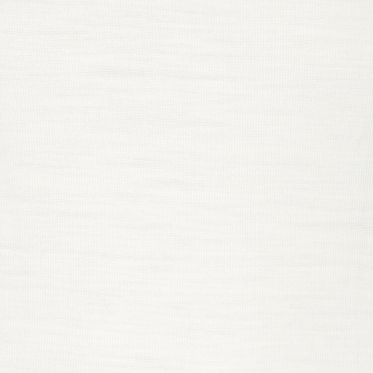 Blød, off-white Juliana fra FEMILET: struktureret, temperaturregulerende merinould med diskrete vandrette striber.